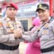 AKBP Jacson Ricsco Hutapea dan AKBP Asep Bangbang Saputra dalam tradisi penyambutan Kapolres Barsel di halaman Mako Polres