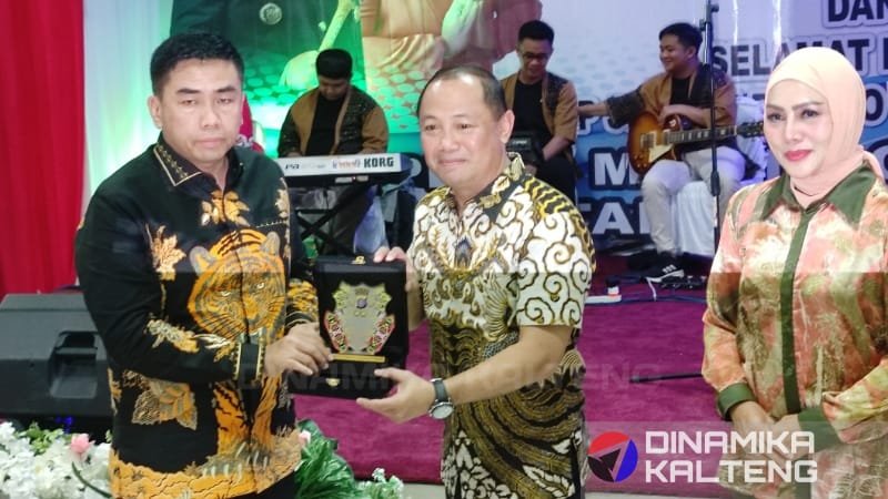 Penyerahan cendera mata oleh Kapolres kepada Bupati Barito Selatan Eddy Raya Samsuri