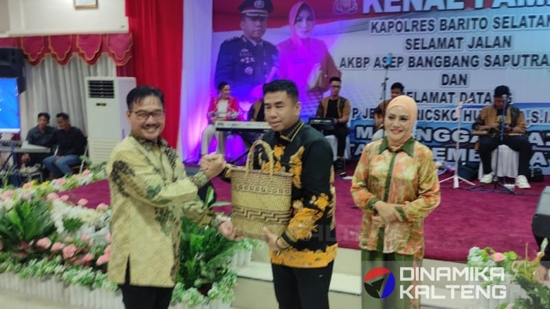 Penyerahan cendera mata oleh Ketua DPRD Barsel kepada AKBP Asep Bangbang dalam acara kenal pamit Kapolres Barito Selatan.