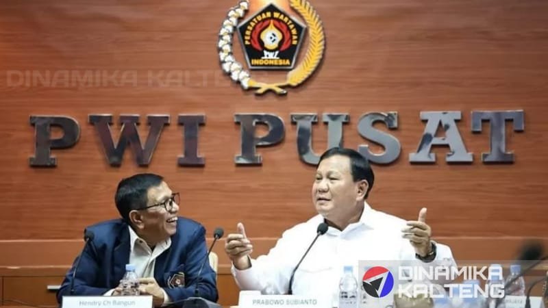 Hendry Ch Bangun dan Prabowo Subianto berbincang dalam konferensi pers di PWI Pusat mendukung rumah subsidi wartawan