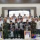 Foto bersama Wakil Bupati Barsel dan peserta Rakornis Dispora se-Kalteng dengan cenderamata dan foto Gubernur Kalteng