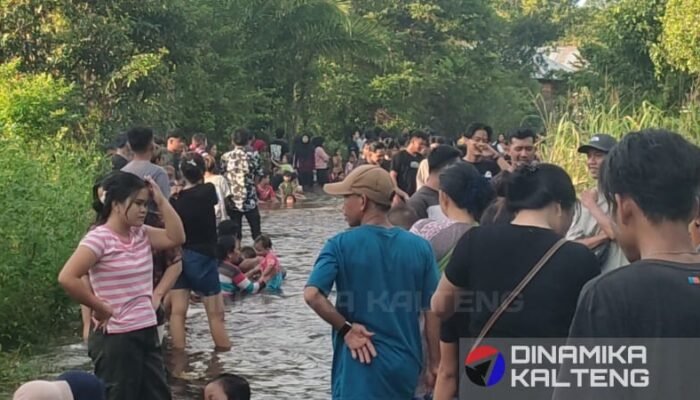 Jalan Barito Raya Jadi Tempat Wisata Dadakan Akibat Banjir