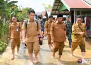 Wabup Barsel Salurkan Bantuan Sosial untuk Warga Terdampak Banjir di Karau Kuala