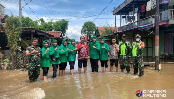 Peduli Warga Terdampak, Prajurit dan Persit Kodim 1012/Buntok Salurkan 600 Paket Makanan