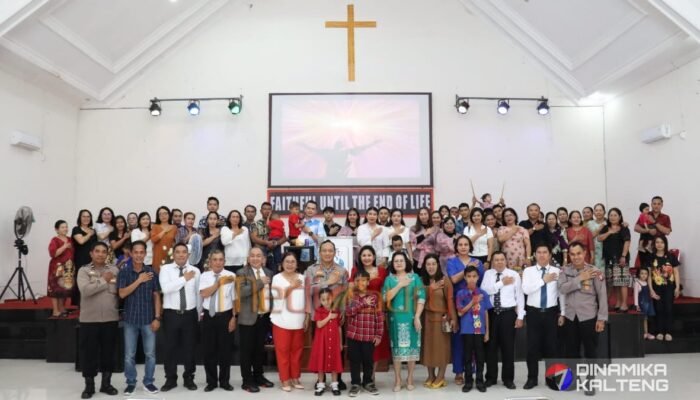 Kapolres Barsel Ibadah Minggu dan Bersilaturahmi di GPdI Bethany Buntok