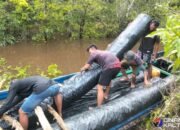 Semangat Gotong Royong TMMD Ke-124 Kodim 1012/Buntok: Personel dan Warga Bahu Membahu Angkut Material Geotex