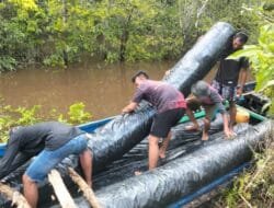 Semangat Gotong Royong TMMD Ke-124 Kodim 1012/Buntok: Personel dan Warga Bahu Membahu Angkut Material Geotex
