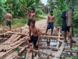Gotong Royong TNI dan Warga, Jembatan Penghubung Antar Desa Di Bangun