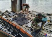 Sela Waktu Istirahat, Satgas TMMD ke-124 Kodim 1012/Buntok Bantu Warga Pengecatan Perahu