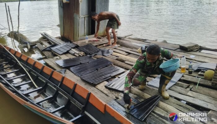 Sela Waktu Istirahat, Satgas TMMD ke-124 Kodim 1012/Buntok Bantu Warga Pengecatan Perahu