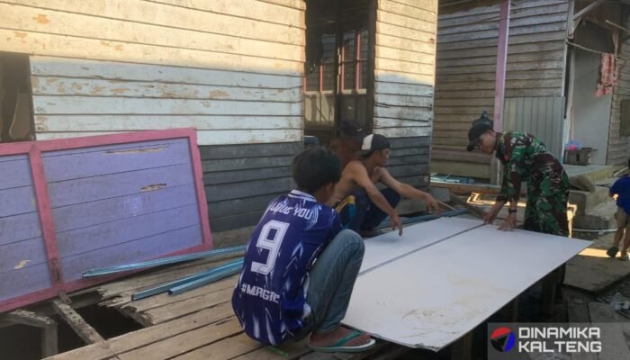 Tingkatkan Kesejahteraan, Satgas TMMD Ke-124 Kodim 1012/Buntok Rehab Rumah Warga Kurang Mampu