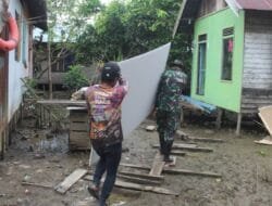Satgas TMMD Ke-124 dan Warga Talio Bahu Membahu Angkut Material RTLH