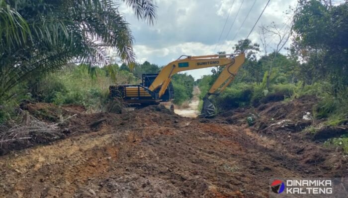 Gunakan Alat Berat, Satgas TMMD Ke-124 Kebut Pembukaan Jalan Baru di Desa Mungkur Baru