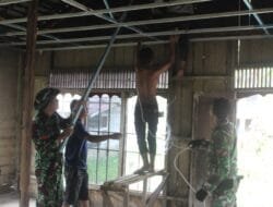 Satgas TMMD dan Warga Talio Gotong Royong Bangun Rumah Bu Rio