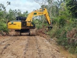 Alat Berat Percepat Pelebaran Jalan TMMD Ke-124 di Barito Selatan