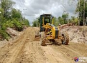 Gleder Ratakan Jalan di TMMD Reguler ke-124 Kodim 1012/Buntok Desa Wungkur Baru