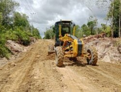 Gleder Ratakan Jalan di TMMD Reguler ke-124 Kodim 1012/Buntok Desa Wungkur Baru