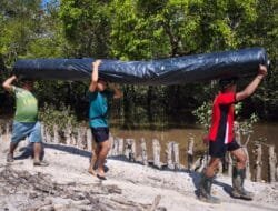 Pengangkutan Material TMMD di Desa Talio Masih Terkendala, Satgas Lakukan Secara Manual