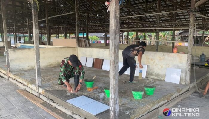 Pasar Desa Talio Direhab, Satgas TMMD Ke-124 Kodim 1012/Buntok Pasang Keramik Tingkatkan Kenyamanan