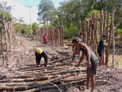 Warga Desa Talio Antusias Bantu Satgas TMMD Reguler ke-124 Pasang Cerucuk Jalan