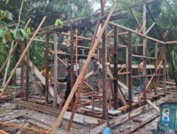 Semangat Satgas TMMD ke-124 Membara Saat Pasang Rangka Rumah Warga di Barito Selatan
