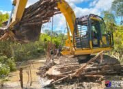 Meski Ada Alat Berat, Satgas TMMD dan Warga Tetap Gotong Royong Bangun Jalan