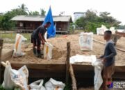 Alat Sederhana Karung Beras Jadi Solusi Satgas TMMD Angkut Material