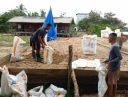 Alat Sederhana Karung Beras Jadi Solusi Satgas TMMD Angkut Material