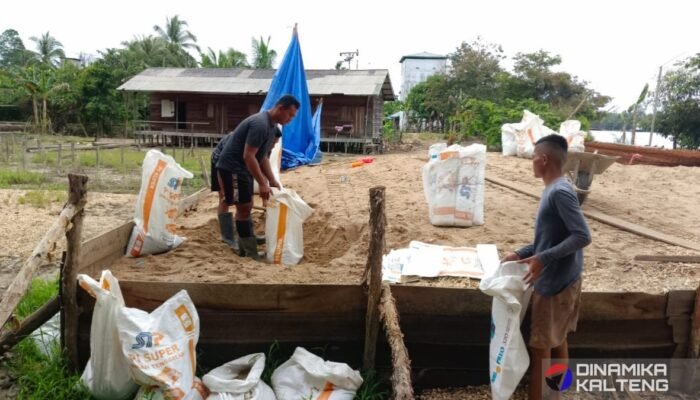 Alat Sederhana Karung Beras Jadi Solusi Satgas TMMD Angkut Material