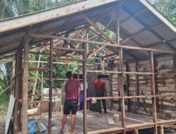 Bersama Warga, Satgas TMMD Gotong Royong Pasang Atap Rumah RTLH