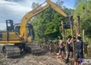 Terik Matahari Tak Halangi Semangat Satgas TMMD Kodim 1012/Btk di Barito Selatan