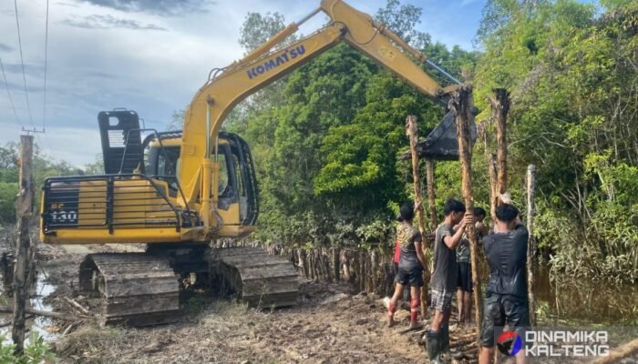 Terik Matahari Tak Halangi Semangat Satgas TMMD Kodim 1012/Btk di Barito Selatan