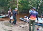 Terkendala Akses Darat, Satgas TMMD Kodim 1012/Btk Angkut Material Lewat Jalur Air