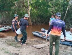 Terkendala Akses Darat, Satgas TMMD Kodim 1012/Btk Angkut Material Lewat Jalur Air