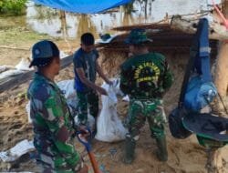 Demi Kelancaran Pembangunan Jalan, Satgas TMMD Distribusikan Sirtu Menggunakan Karung