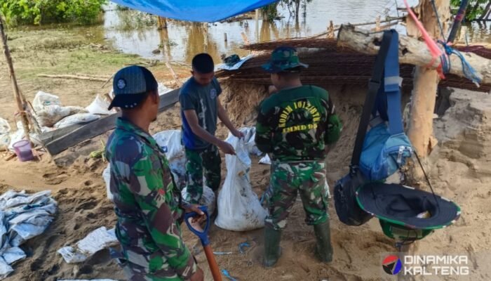Demi Kelancaran Pembangunan Jalan, Satgas TMMD Distribusikan Sirtu Menggunakan Karung