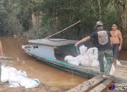 Satgas TMMD dan Warga Talio Angkut Material Pakai Klotok Demi Tuntaskan Pengecoran Jalan