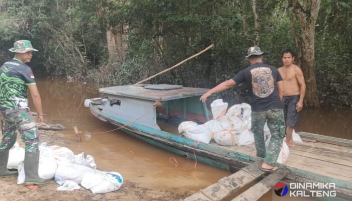 Satgas TMMD dan Warga Talio Angkut Material Pakai Klotok Demi Tuntaskan Pengecoran Jalan