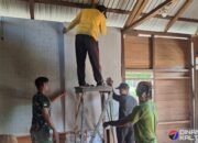 Kompak Satgas TMMD Reguler 124 Kodim 1012/Buntok dan Warga Desa Wungkur Baru Pasang Dinding RTLH