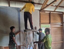 Kompak Satgas TMMD Reguler 124 Kodim 1012/Buntok dan Warga Desa Wungkur Baru Pasang Dinding RTLH