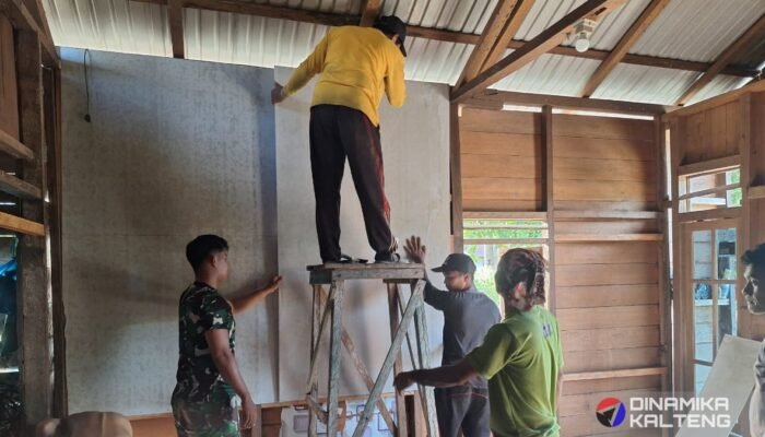 Kompak Satgas TMMD Reguler 124 Kodim 1012/Buntok dan Warga Desa Wungkur Baru Pasang Dinding RTLH