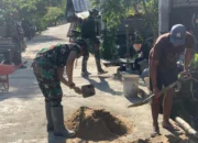 Satgas TMMD dan Warga Kompak Adukan Semen Secara Manual di Barito Selatan