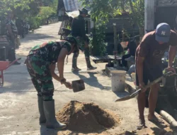 Satgas TMMD dan Warga Kompak Adukan Semen Secara Manual di Barito Selatan