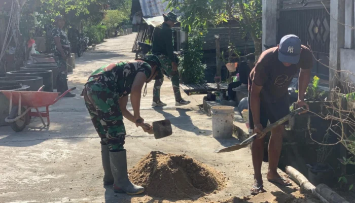 Satgas TMMD dan Warga Kompak Adukan Semen Secara Manual di Barito Selatan