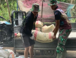 Anggota Satgas TMMD Langsir Semen Gunakan Tosa di Barito Selatan