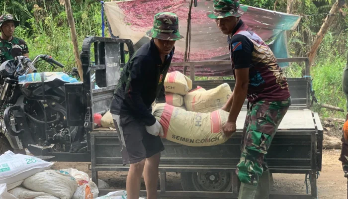 Anggota Satgas TMMD Langsir Semen Gunakan Tosa di Barito Selatan