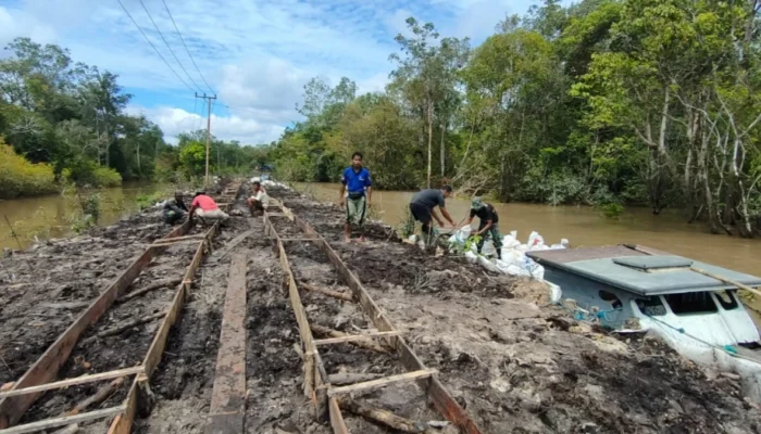 Satgas TMMD dan Warga Desa Talio Pasang Bekisting, Persiapan Cor Jalan