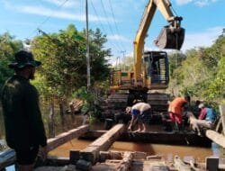 Satgas TMMD Bongkar Jembatan Penghubung Antar Desa di Barito Selatan