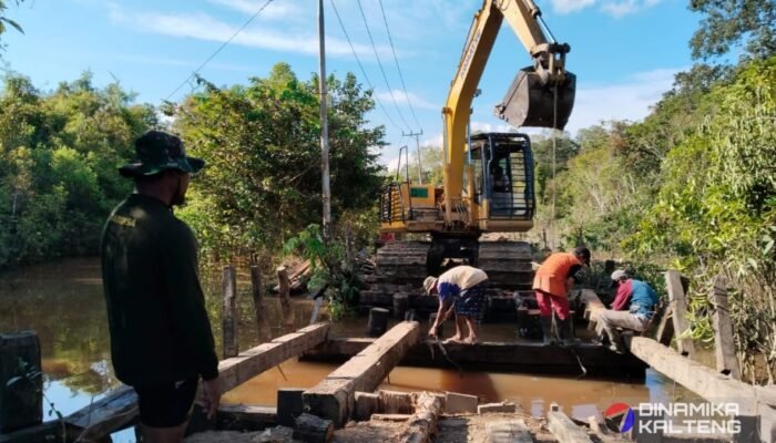 Satgas TMMD Bongkar Jembatan Penghubung Antar Desa di Barito Selatan