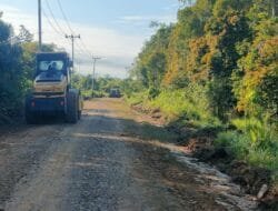 Guna Hasilkan Pekerjaan Yang Maksimal Satgas TMMD Libatkan Alat Berat Untuk Pemadatan Jalan.